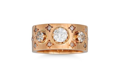 Lot 303 - A THREE STONE DIAMOND RING, the three round...