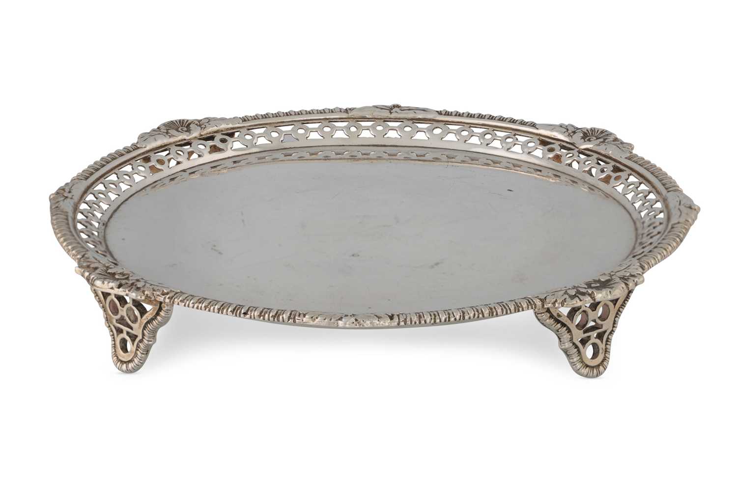 Lot 498 - AN EDWARDIAN CIRCULAR SILVER CARD TRAY, with...