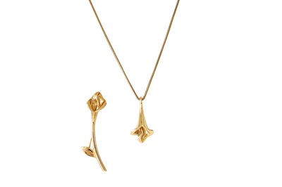 Lot 144 - A 9CT GOLD NECKLACE IN THE FORM OF A LILY,...