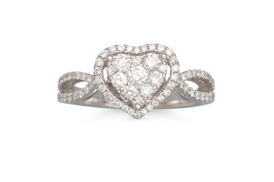Lot 157 - A DIAMOND CLUSTER RING, heart shaped, to split...