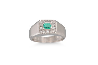 Lot 169 - A DIAMOND AND EMERALD CLUSTER RING,...