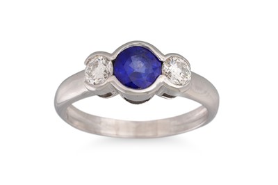 Lot 251 - A DIAMOND AND SAPPHIRE THREE STONE RING,...