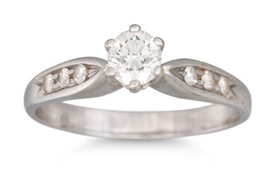 Lot 159 - A DIAMOND SOLITAIRE RING, the brilliant cut...