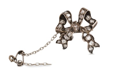 Lot 215 - AN EARLY VICTORIAN DIAMOND BROOCH, modelled as...