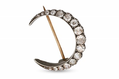 Lot 216 - AN ANTIQUE DIAMOND CRESCENT BROOCH, set with...