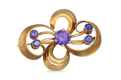 Lot 31 - A GOLD STONE SET BROOCH, of shaped form (5 g)