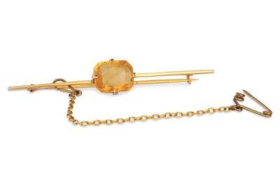 Lot 38 - A CITRINE SET BAR BROOCH, in yellow gold