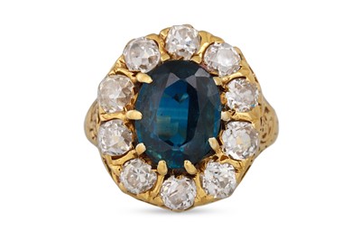 Lot 51 - A VINTAGE DIAMOND AND SAPPHIRE CLUSTER RING,...