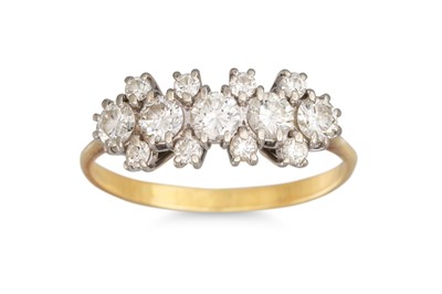 Lot 183 - A DIAMOND CLUSTER RING, set with brilliant cut...