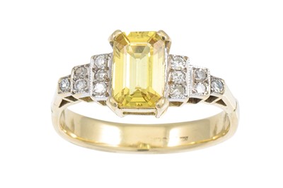 Lot 305 - A YELLOW SAPPHIRE AND DIAMOND CLUSTER RING,...