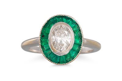 Lot 84 - A DIAMOND AND EMERALD RING, the oval diamond...