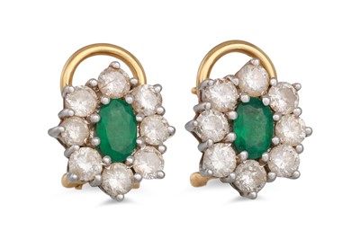 Lot 139 - A PAIR OF DIAMOND AND EMERALD CLUSTER EARRINGS,...