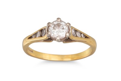 Lot 51 - A DIAMOND SOLITAIRE RING, the round brilliant...