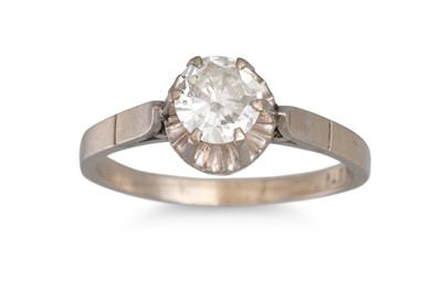 Lot 186 - A VINTAGE DIAMOND SOLITAIRE RING, the...