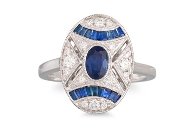 Lot 35 - A DIAMOND AND SAPPHIRE CLUSTER RING, the oval...