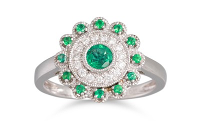 Lot 64 - A DIAMOND AND EMERALD CLUSTER RING, the round...