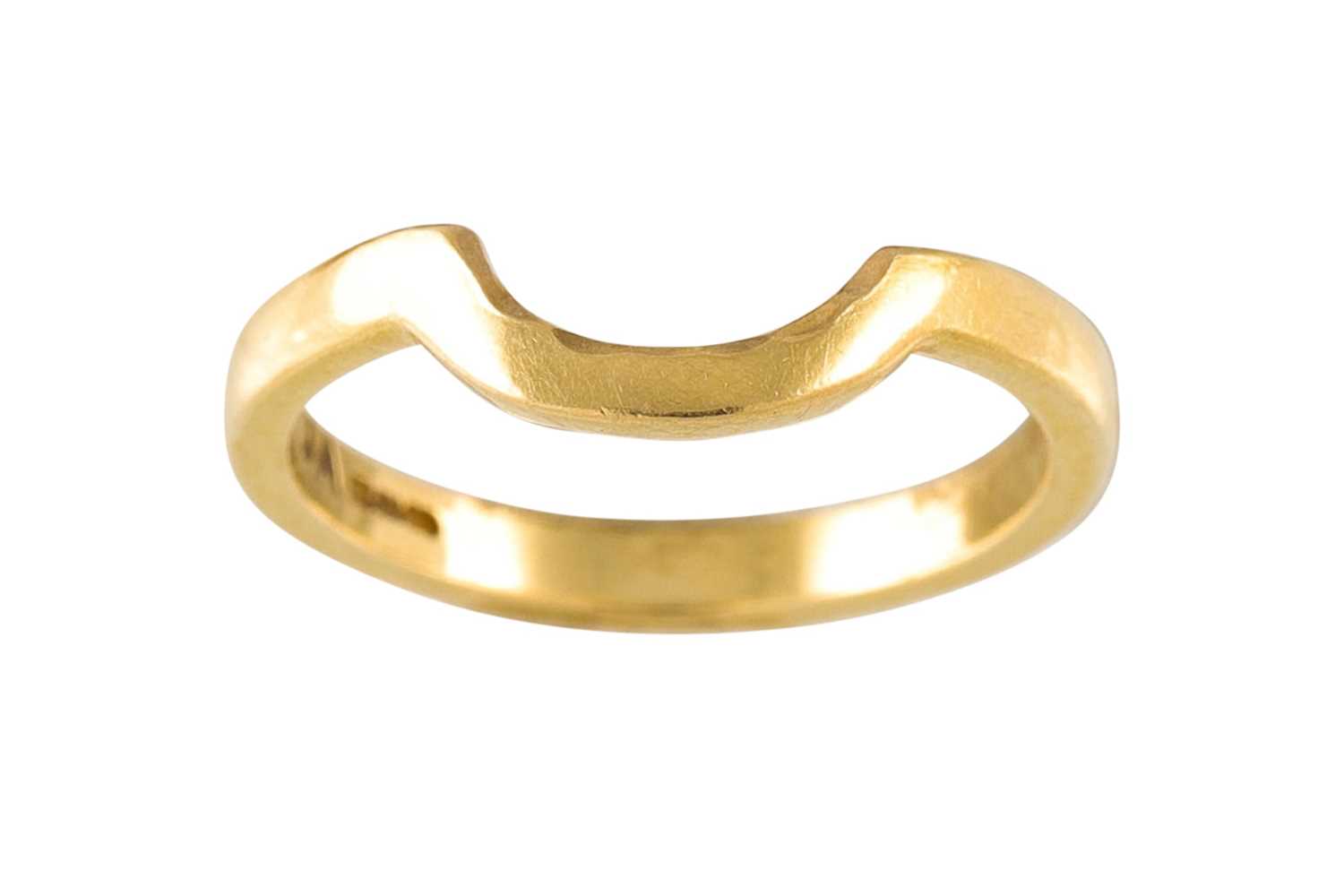 Lot 48 - AN 18CT YELLOW GOLD CONTOURED BAND RING, size...