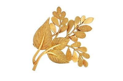 Lot 194 - A VINTAGE HERMÉS LEAF BROOCH, in 18ct gold,...