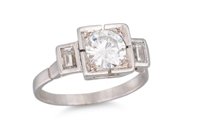 Lot 196 - A VINTAGE DIAMOND SOLITAIRE RING, the...