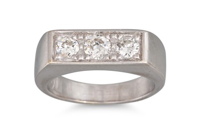 Lot 197 - A VINTAGE THREE STONE DIAMOND RING, the old...