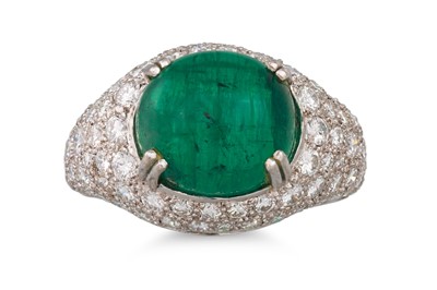 Lot 199 - AN EMERALD AND DIAMOND RING, the central...