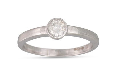 Lot 200 - A VINTAGE DIAMOND SOLITAIRE RING, circular...