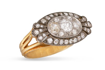 Lot 201 - AN EARLY 20TH CENTURY DIAMOND CLUSTER RING, of...