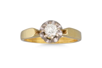 Lot 127 - A VINTAGE DIAMOND SOLITAIRE RING, the...