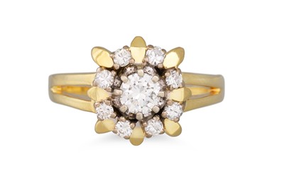 Lot 128 - A VINTAGE DIAMOND CLUSTER RING, set with...