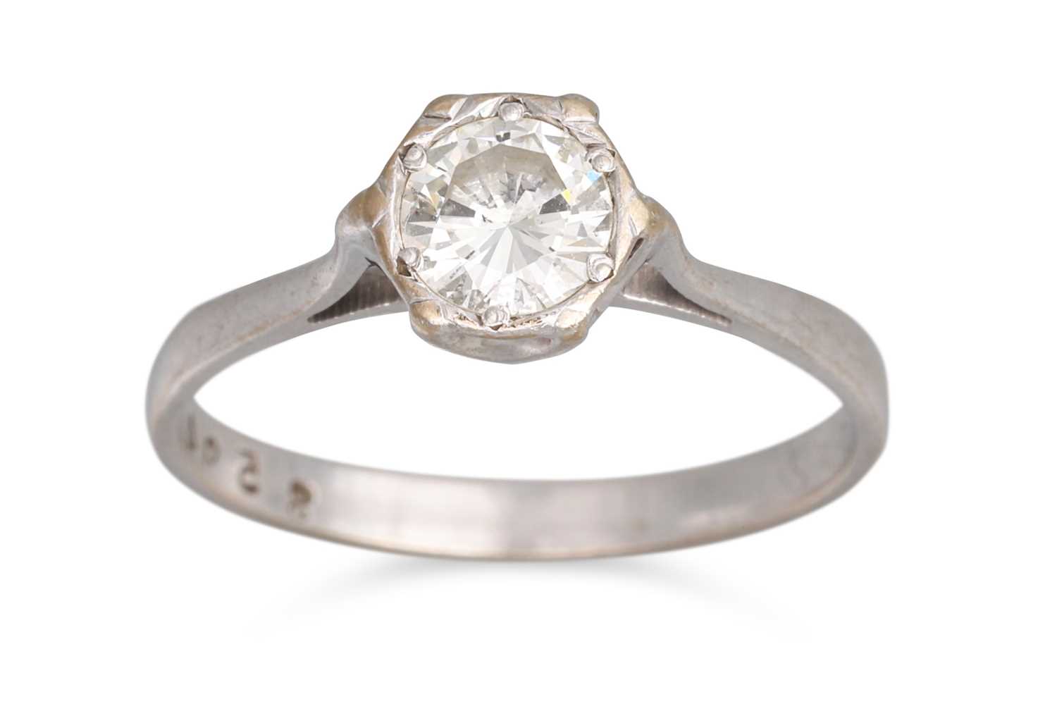 Lot 165 - A VINTAGE DIAMOND SOLITAIRE RING, the...