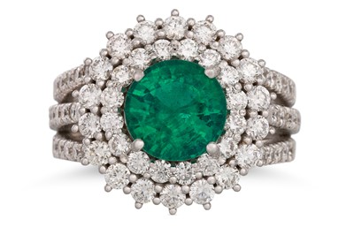 Lot 154 - AN EMERALD AND DIAMOND CLUSTER RING, the...