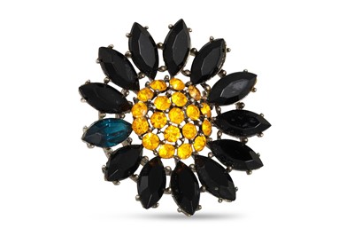 Lot 22 - A VINTAGE SUNFLOWER BROOCH, by Weiss