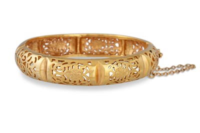 Lot 24 - A VINTAGE 14CT GOLD PLATED BANGLE, safety chain