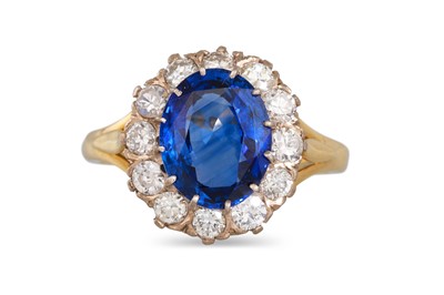 Lot 123 - A SAPPHIRE AND DIAMOND CLUSTER RING, the oval...