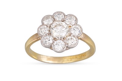 Lot 170 - A DIAMOND DAISY CLUSTER RING, set with old cut...