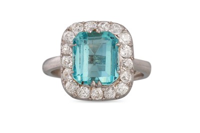 Lot 174 - AN AQUAMARINE AND DIAMOND CLUSTER RING, the...