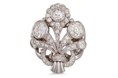 Lot 222 - A DIAMOND CLUSTER PLAQUE RING, in fleur de lys...