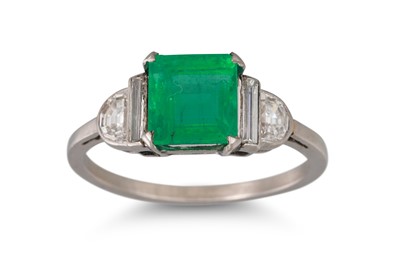 Lot 226 - AN EMERALD AND DIAMOND RING, the rectangular...