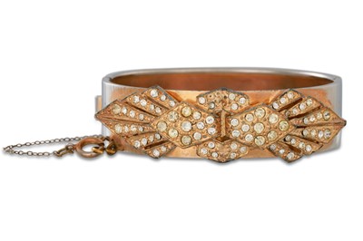 Lot 71 - A 1950s DIAMANTÉ BANGLE, with safety chain