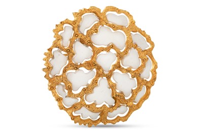 Lot 72 - A VINTAGE CIRCULAR BROOCH, by Roget, white and...