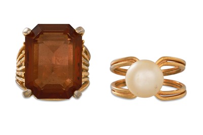 Lot 77 - TWO VINTAGE RINGS, one faux pearl, one glass,...