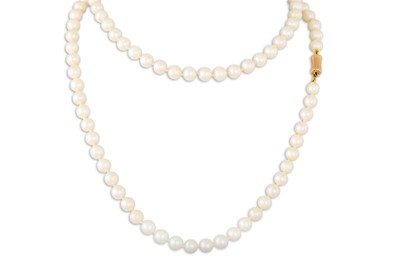 Lot 165 - A SET OF VINTAGE CULTURED PEARLS, to a 14ct...