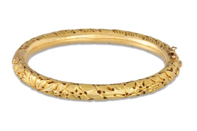 Lot 323 - AN 18CT GOLD ART NOUVEAU BANGLE, embossed...