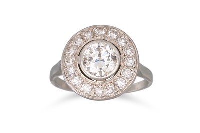 Lot 325 - AN ART DECO DIAMOND CLUSTER RING, of circular...