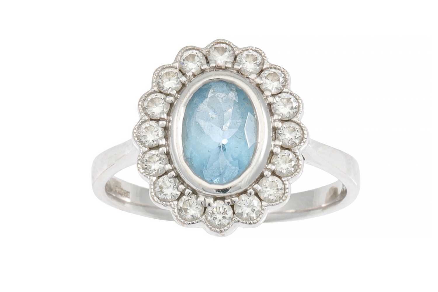 Lot 359 - AN AQUAMARINE AND DIAMOND CLUSTER RING,...