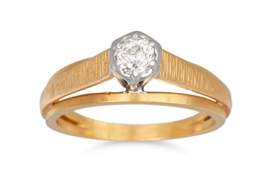 Lot 91 - A DIAMOND SOLITAIRE RING, the circular diamond...