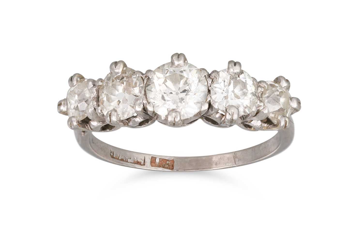 Lot 243 - A FIVE STONE DIAMOND RING, the graduated old...