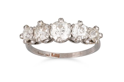 Lot 339 - A FIVE STONE DIAMOND RING, the graduated old...