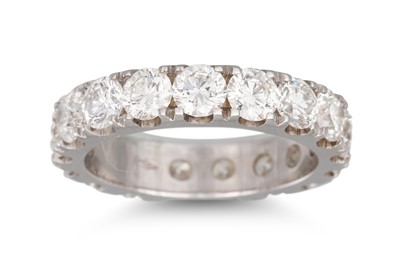 Lot 190 - A DIAMOND FULL BANDED ETERNITY RING, the round...