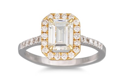 Lot 194 - A DIAMOND CLUSTER RING, the emerald cut...